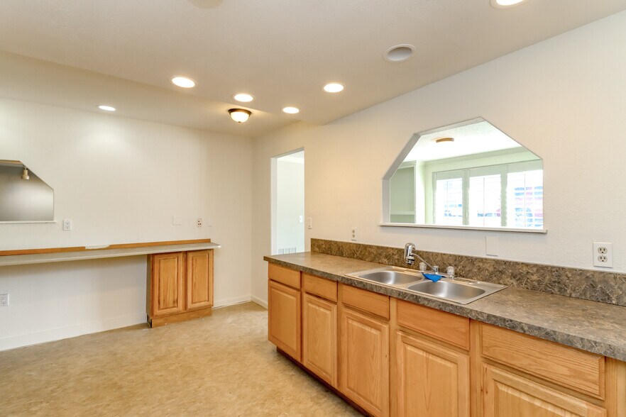 More Photos Of 3838 S Warner St, Tacoma Flex For Lease