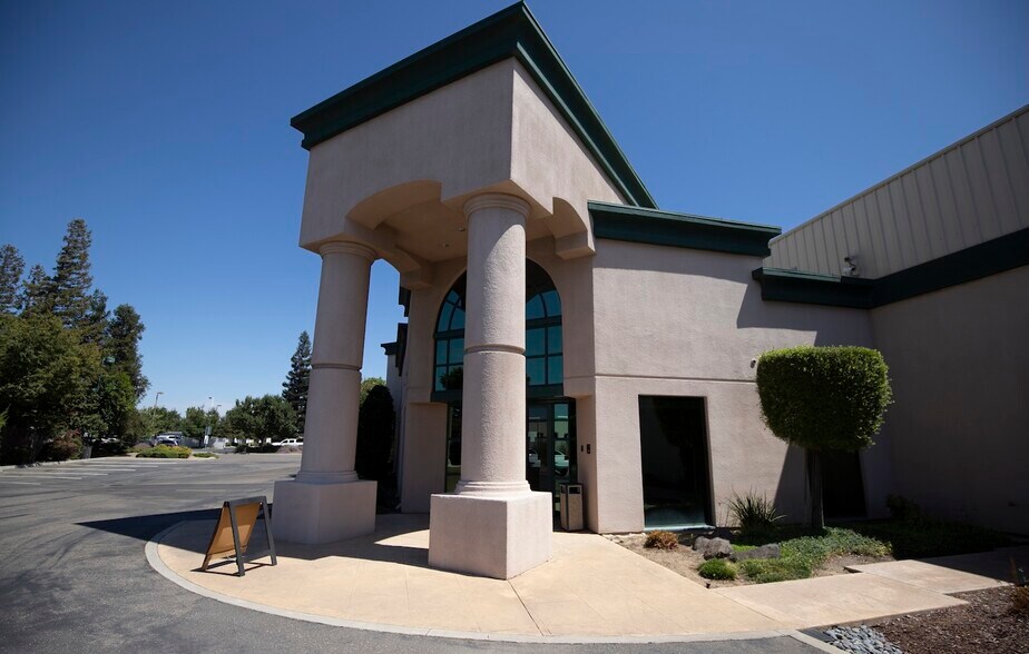 More Photos Of 900 Wakefield Dr, Oakdale Industrial For Sale