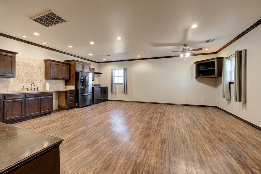 More Photos Of 8900 Charter Oak Rd, Edmond Flex For Sale