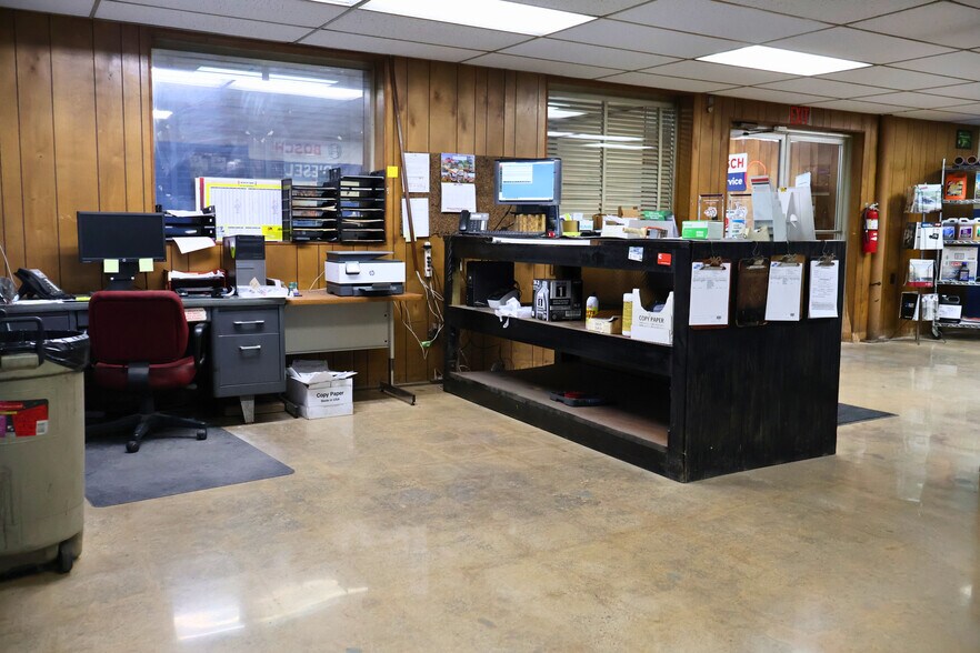 More Photos Of 337 N Fairville Ave, West Hanover Flex For Lease