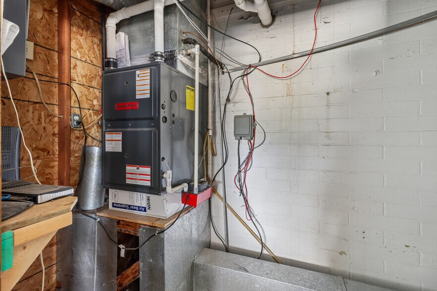 More Photos Of 801 Court Ave, Chariton Service Station For Sale