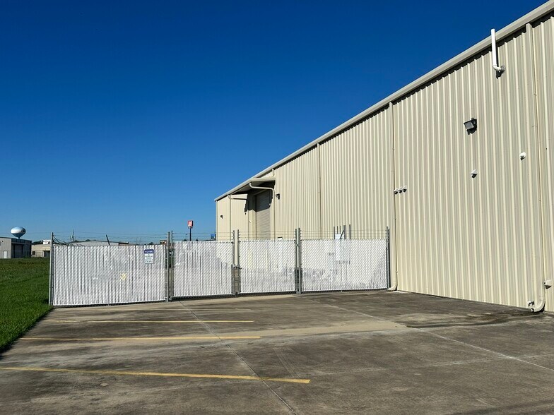 More Photos Of 3001 S Darla Ave, Gonzales Warehouse For Lease