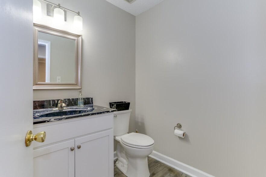 More Photos Of 1222 Executive Blvd, Chesapeake Showroom For Lease