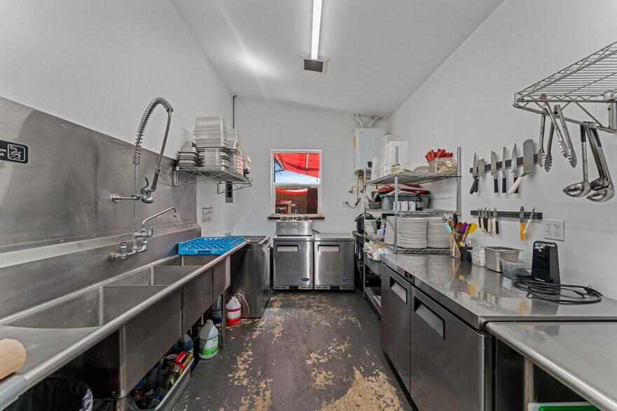 More Photos Of 2039 Redwood Ave, Grants Pass Restaurant For Sale
