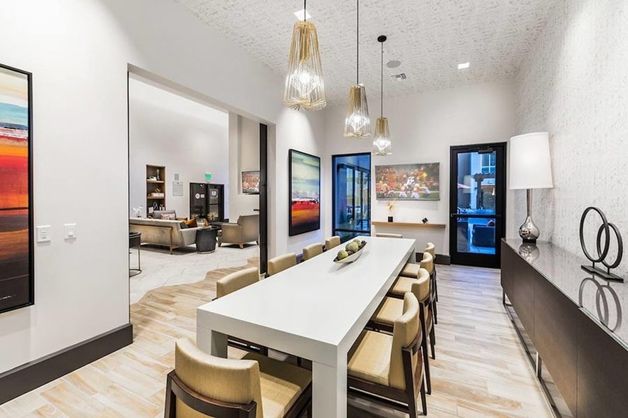 More Photos Of 808 W San Carlos St, San Jose Apartments For Lease