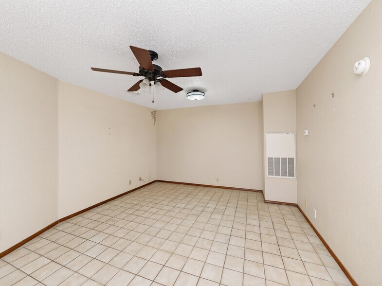 More Photos Of 1702 Lone Oak Dr, Leander Flex For Sale