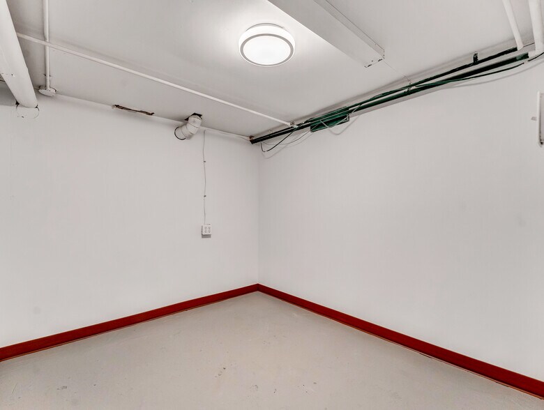 More Photos Of 622 3 St SE, Medicine Hat General Retail For Lease