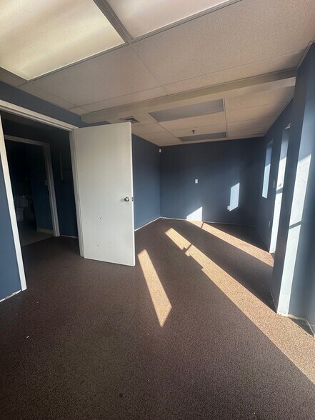 More Photos Of 92 Weston St, Hartford Light Distribution For Lease