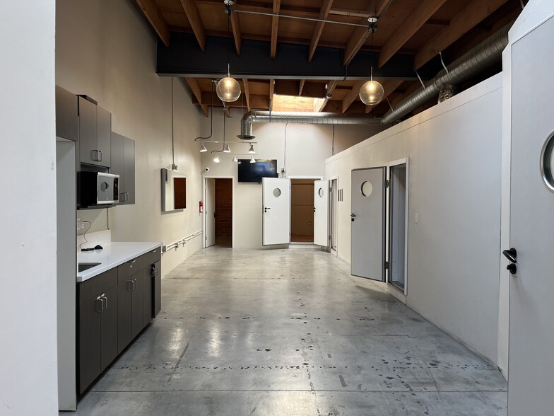 More Photos Of 1330 W 12th St, Los Angeles Flex For Lease
