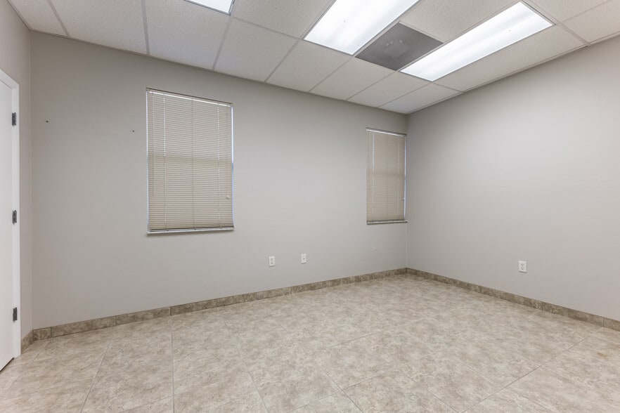 More Photos Of 8359 Stringfellow Rd, Saint James City Medical For Lease