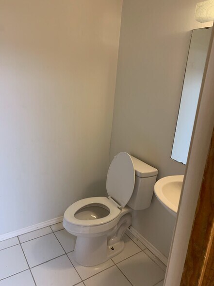 More Photos Of 1800 Blair St, Laredo Warehouse For Lease