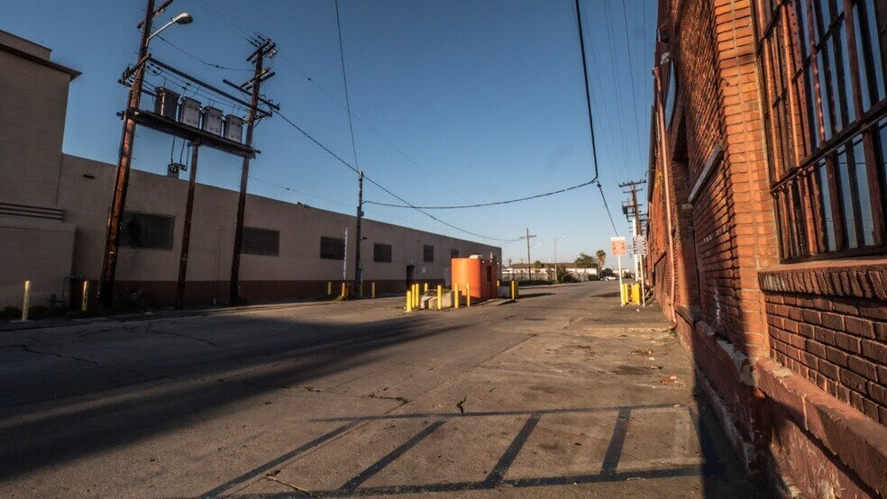 More Photos Of 6000 Avalon Blvd, Los Angeles Warehouse For Lease