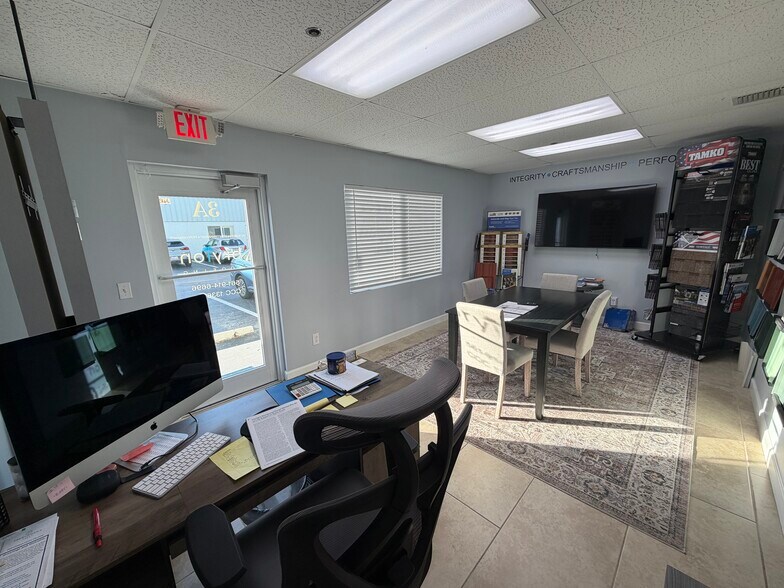 More Photos Of 1312 Commerce Ln, Jupiter Warehouse For Lease