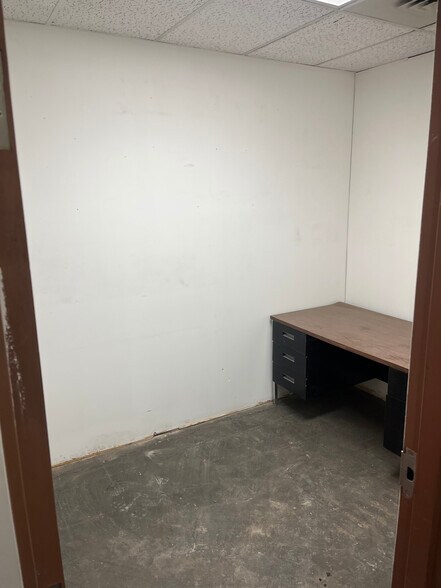 More Photos Of 12046 Fort Rd NW, Edmonton Apartments For Lease