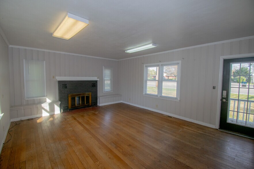 More Photos Of 1498-1502 W Main St, Tipp City Loft Creative Space For Sale