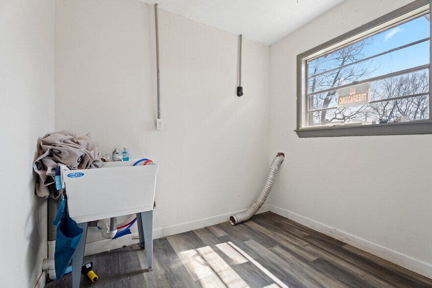 More Photos Of 300 Range St, Marshall Multifamily For Sale