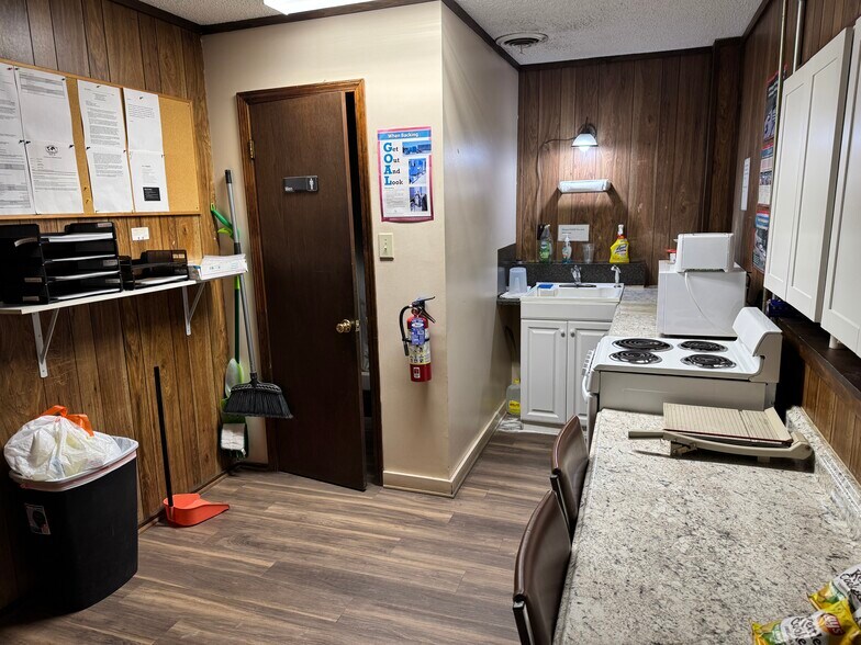 More Photos Of 434 Nesbit Rd, Nesbit Showroom For Sale