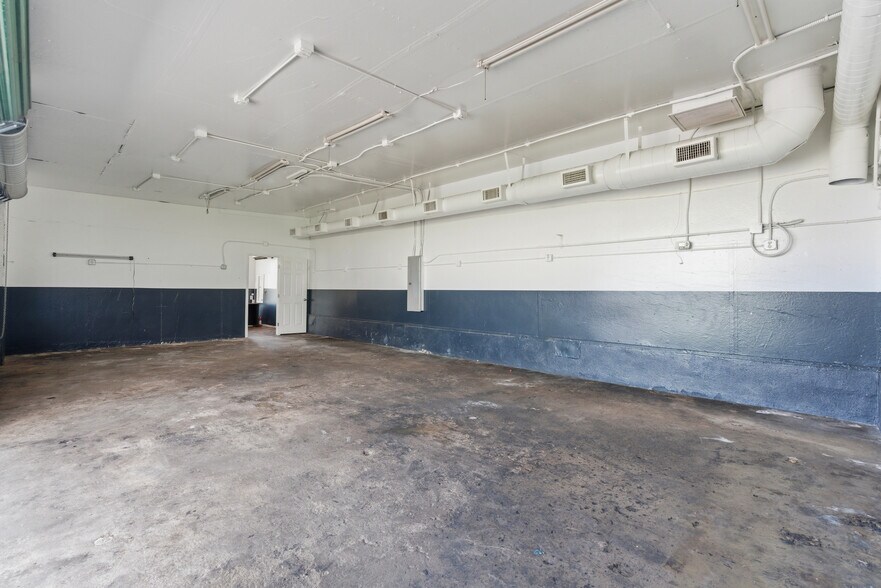 More Photos Of 8783 San Fernando Rd, Sun Valley Auto Repair For Lease