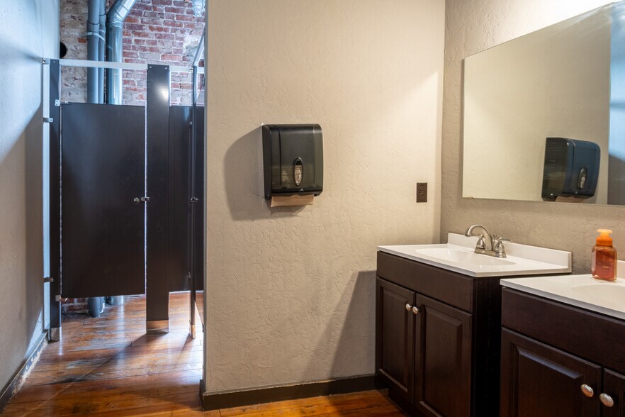 More Photos Of 200 N Armstrong St, Bixby Storefront For Sale