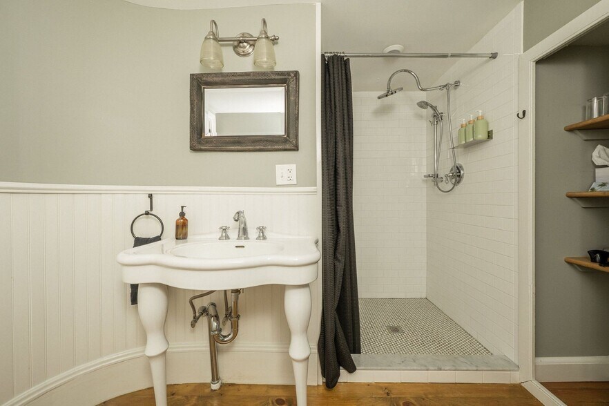 More Photos Of 102 Main St, Jefferson Hotel For Sale