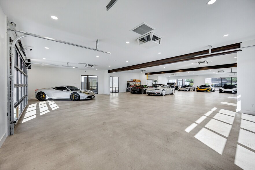 More Photos Of 7807 E Greenway Rd, Scottsdale Showroom For Sale