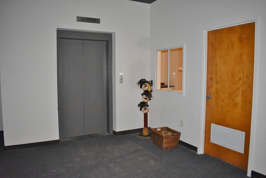 More Photos Of 1131 Central Ave, Middletown Loft Creative Space For Sale