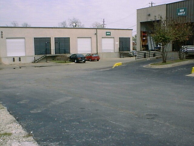 More Photos Of 404 W Powell Ln, Austin Warehouse For Lease