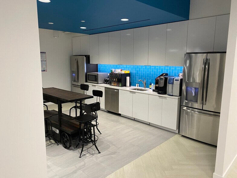 More Photos Of 225 Reinekers Ln, Alexandria Office For Lease