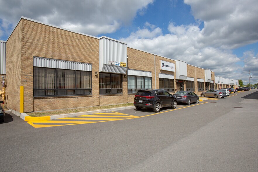 More Photos Of 1025-1087 Autoroute 440, Laval Distribution For Lease