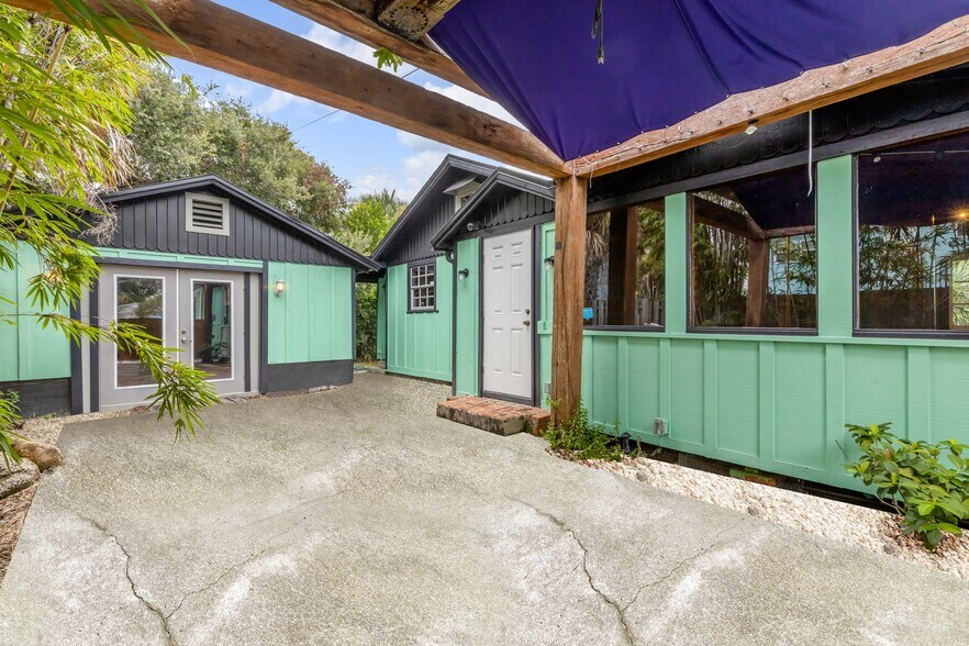 More Photos Of 304 Flagler Ave, New Smyrna Beach Storefront For Sale