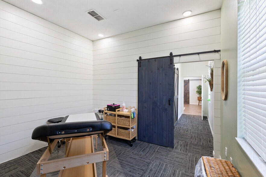 More Photos Of 2530 Green Forest Ln, Lutz Office For Sale