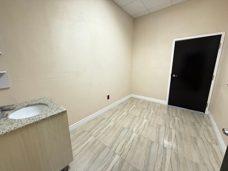 More Photos Of 2950 W Griffin Rd, Fort Lauderdale Freestanding For Lease