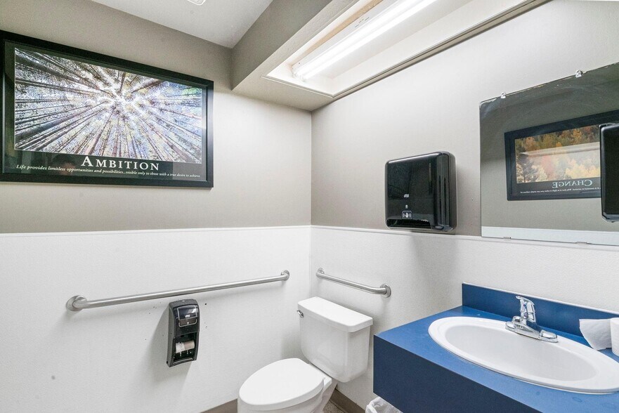 More Photos Of 240 Exchange St, Burleson Auto Dealership For Sale
