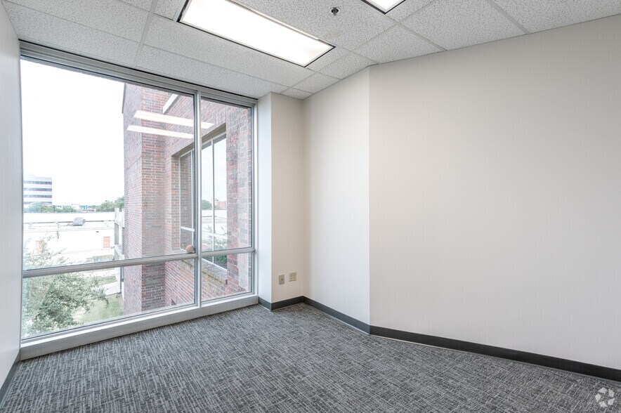More Photos Of 9001-9003 Airport Fwy, North Richland Hills Office For Lease
