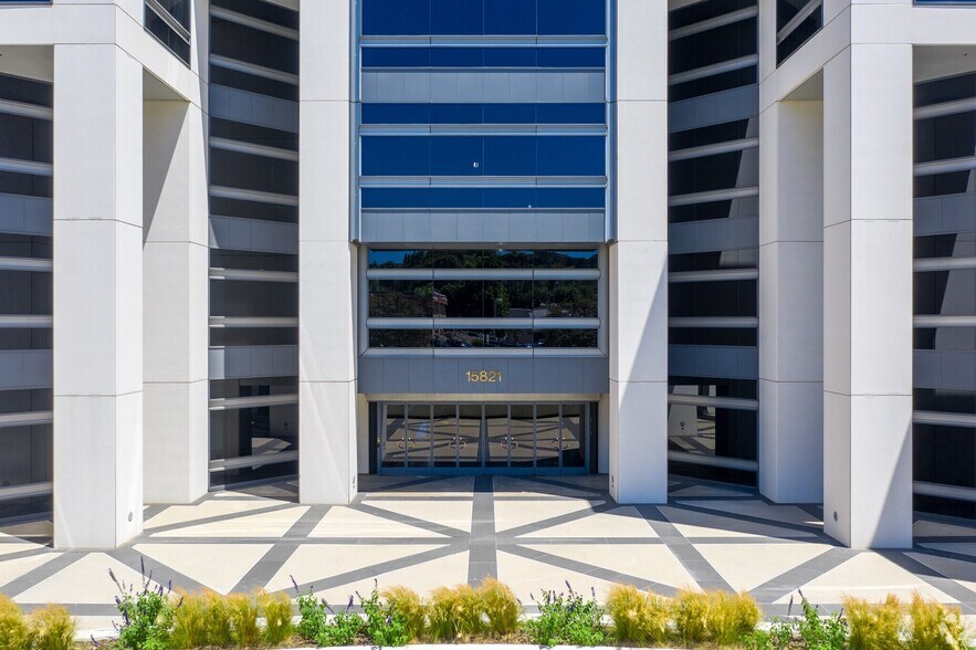 More Photos Of 15821 Ventura Blvd, Encino Office For Lease