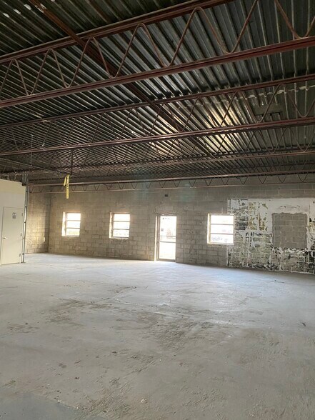 More Photos Of 64 Brook Ave, Deer Park Distribution For Lease