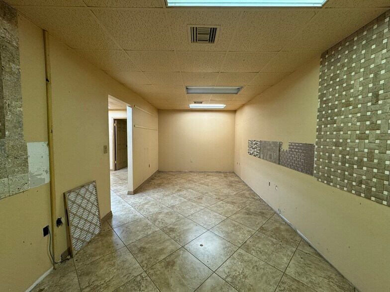 More Photos Of 1010 Us-27 Hwy, Sebring Office For Lease