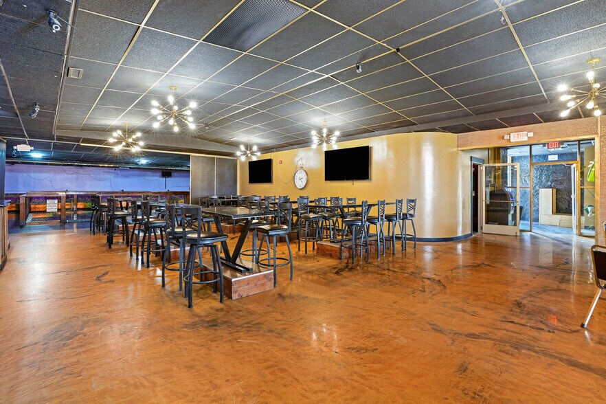 More Photos Of 801 N Fee St, Helena Bar For Sale