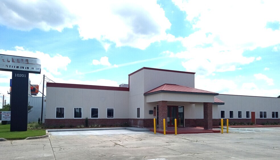 Primary Photo Of 10201 Abercorn St, Savannah Bar For Lease