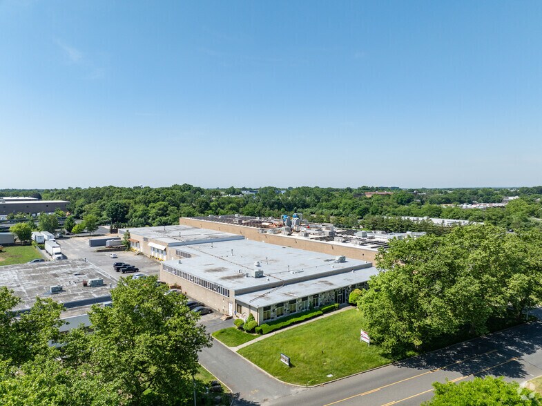 More Photos Of 135 Oser Ave, Hauppauge Warehouse For Lease