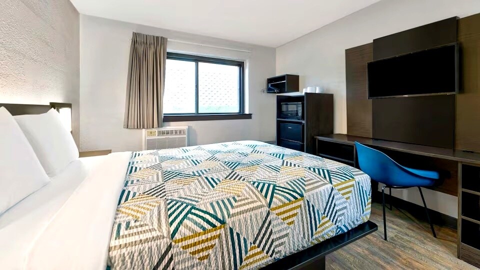 More Photos Of 616 33rd Ave SW, Cedar Rapids Hotel For Sale