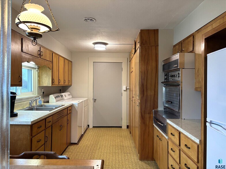 More Photos Of 118 N Broadway Ave, Miller General Retail For Sale