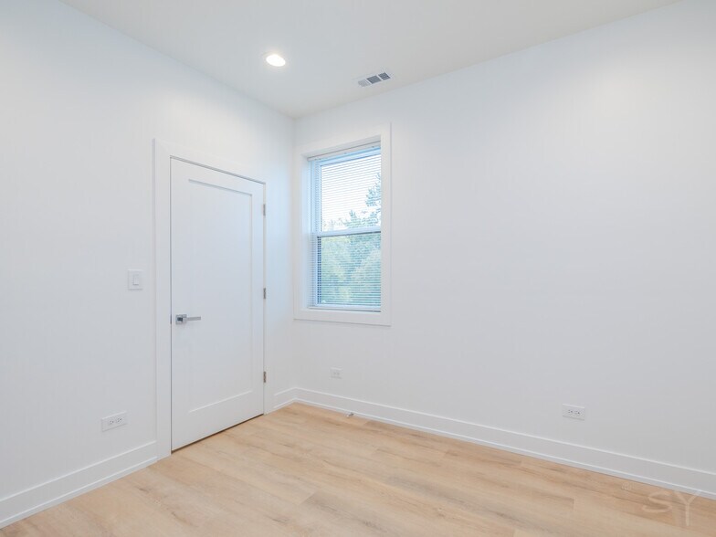 More Photos Of 6050 Eberhart ave, Chicago Apartments For Sale