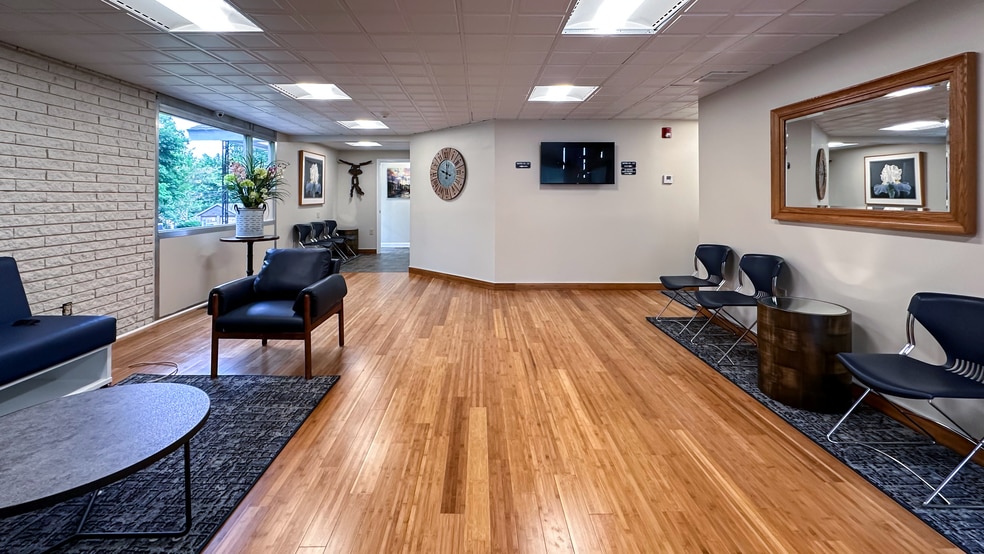 More Photos Of 291 Queen St, Bristol Medical For Lease