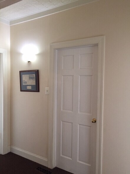 More Photos Of 56 Main St, Southampton Office For Lease