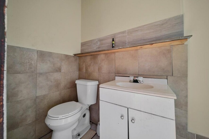 More Photos Of 7629 Harrisburg Blvd, Houston Warehouse For Sale