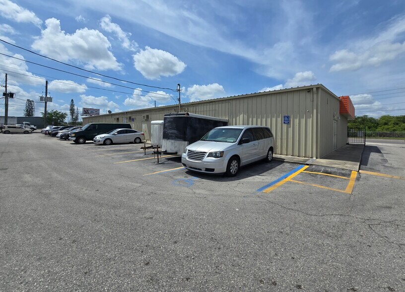 More Photos Of 3941-3959 Forsyth Rd, Winter Park Self Storage For Lease