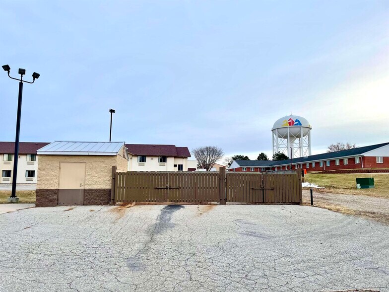 More Photos Of 2209 Circle Dr W, Spirit Lake Fast Food For Lease