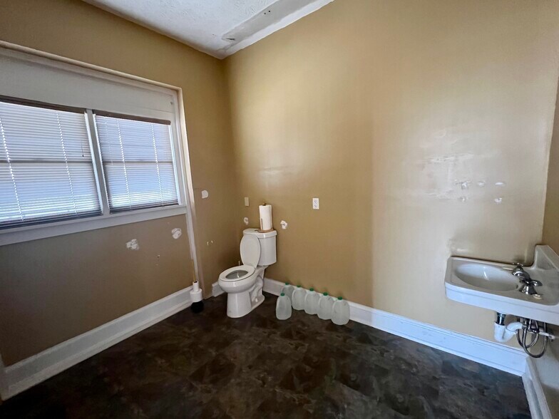 More Photos Of 133 W Main St, Manchester Office For Sale
