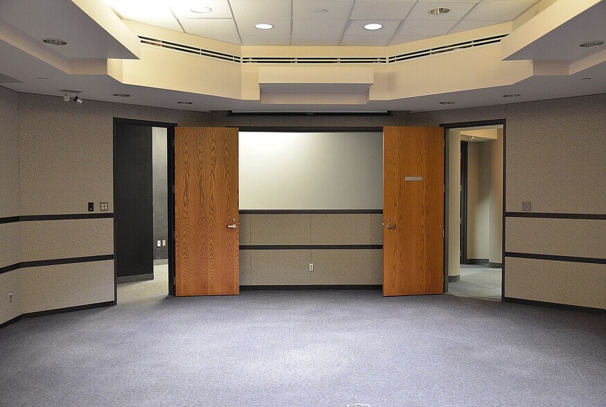 More Photos Of 17500 Rockside Rd, Bedford Office For Lease